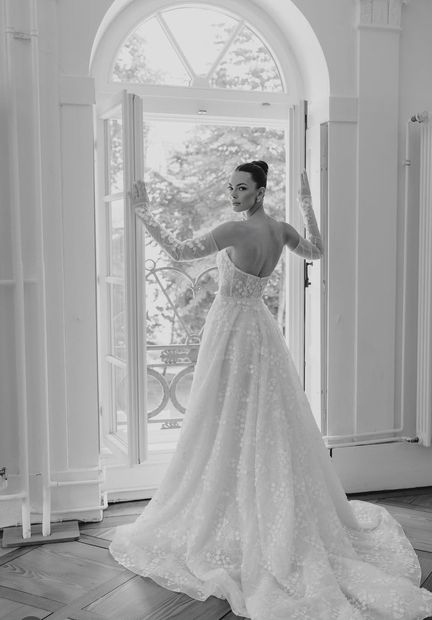 Real Bride im rückenfreien Spitzenkleid – White Silhouette München