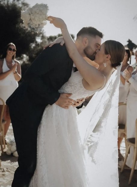 Real Bride im Spitzenkleid, vom Bräutigam hochgehoben – White Silhouette München