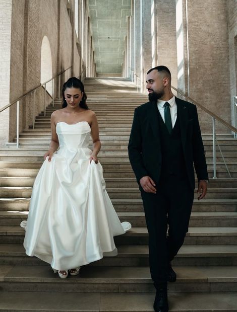 Real Bride im cleanen Satinkleid mit Corsage – White Silhouette München