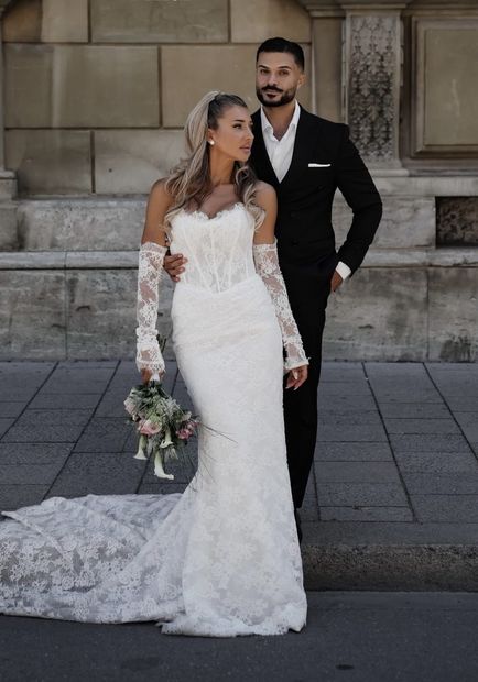 Real Bride im Spitzenkleid mit langen Ärmeln vor der Kirche – White Silhouette München