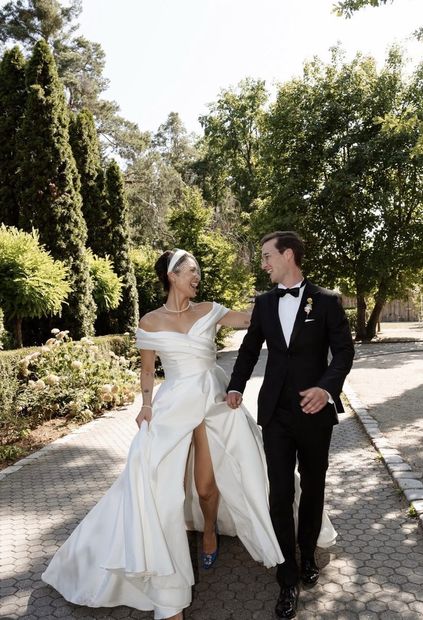 Real Bride im Park – sommerliches Brautkleid mit Beinschlitz von White Silhouette München