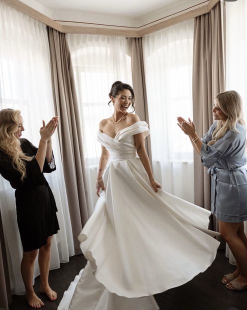 Real Bride beim Getting Ready mit Freundinnen, Off-Shoulder-Kleid – White Silhouette München