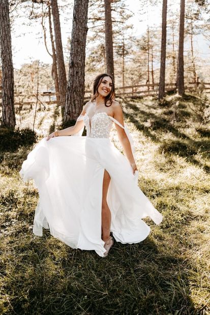 Real Bride im Wald bei Sonne – Brautkleid mit Corsage und Beinschlitz von White Silhouette München