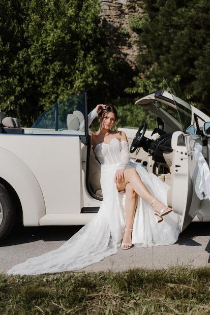 Real Bride mit Schleier im Oldtimer – White Silhouette München