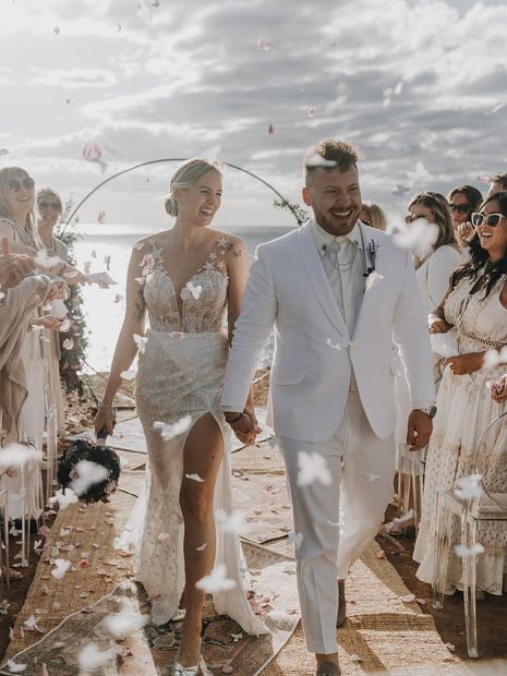 Real Bride im kurzen Brautkleid – Standesamt-Look von White Silhouette München