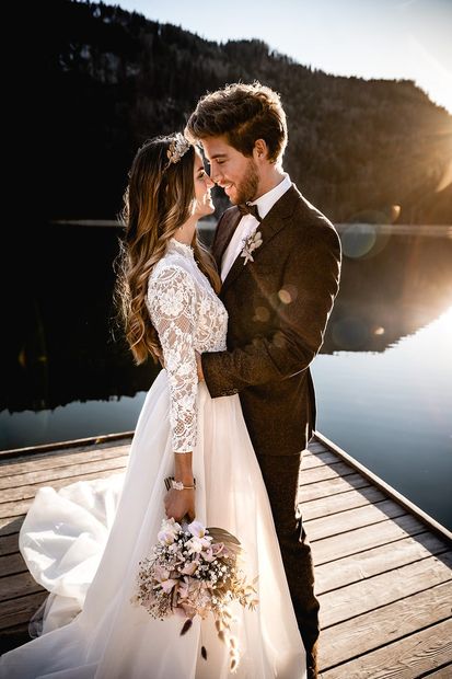 Real Bride im langärmeligen Boho-Spitzenkleid am See – White Silhouette München