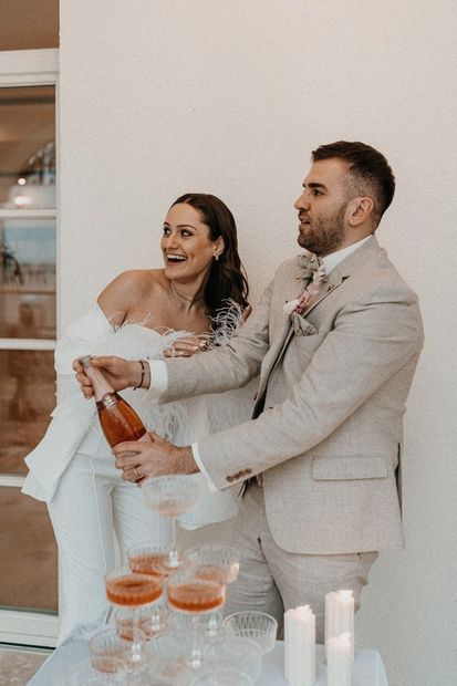 Real Bride lacht, Sekt spritzt – Hochzeitsparty, White Silhouette München