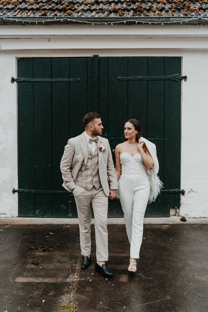 Real Bride im weißen Jumpsuit – Standesamt-Look von White Silhouette München