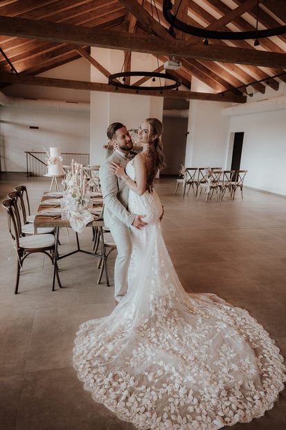 Real Bride im Spitzen-Fit-&-Flare mit langer Schleppe – White Silhouette München