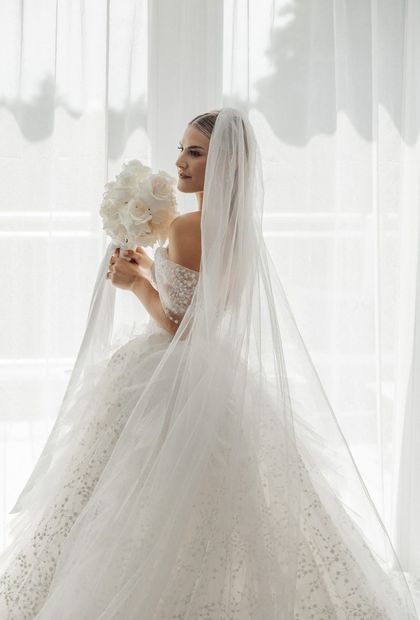 Real Bride im Ballkleid mit Schleier von hinten, Brautstrauß – White Silhouette München