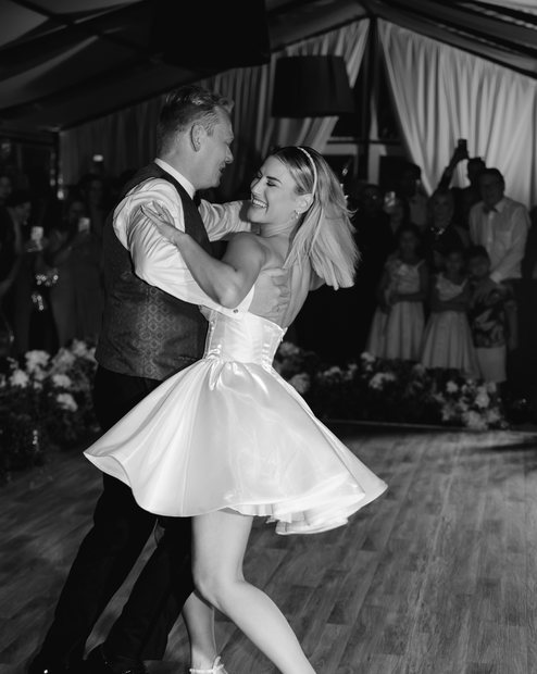 Real Bride auf der Party im schlichten Slipdress mit Herz-Sonnenbrille – White Silhouette München