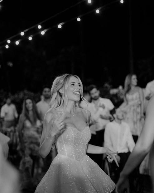 Real Bride auf der Tanzfläche, Arme hoch, im Tüllkleid – White Silhouette München
