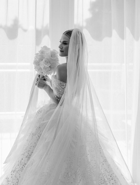 Real Bride im Satin-Ballkleid geht mit ihrem Br&auml;utigam eine Freitreppe hinunter