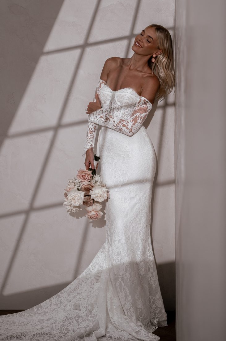 Made with Love Winnie – Spitzenkleid für die Winterbraut bei White Silhouette München
