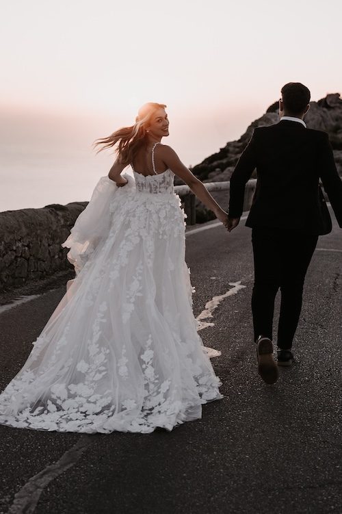Braut im geliehenen Brautkleid von White Silhouette